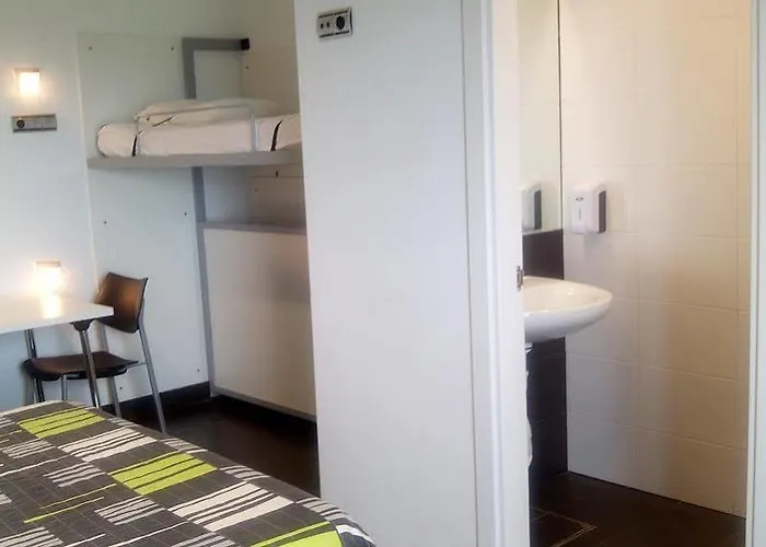 Juvenil Ulia فندق